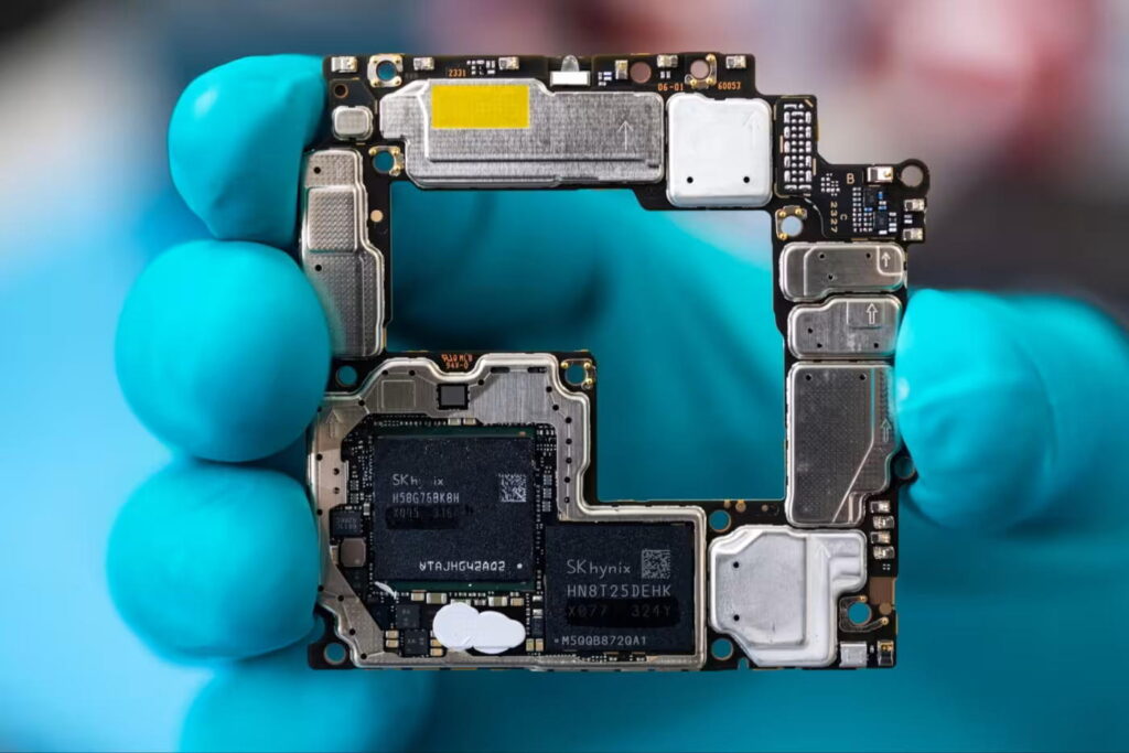 Components of a Huawei Mate X5 smartphone, including a Kirin 9000s chip fabricated in China by SMIC. Image Credi:  James Park/Bloomberg.